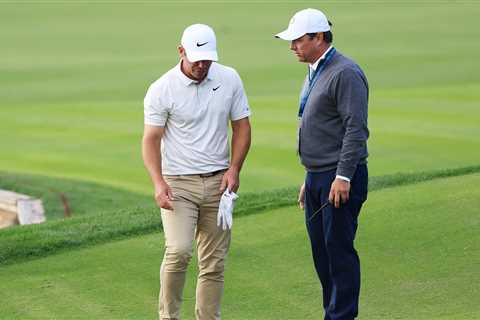 Paul Casey's late drive at The Players lands in divot, but he salvages par and finishes T-3