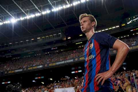 Barcelona midfielder Frenkie de Jong admits to teammates he is likely to join Manchester United