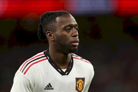 Manchester United in talks to swap Aaron Wan-Bissaka for Barcelona defender Sergino Dest