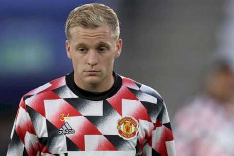 Leicester City keen to offer Donny van de Beek a Manchester United escape route