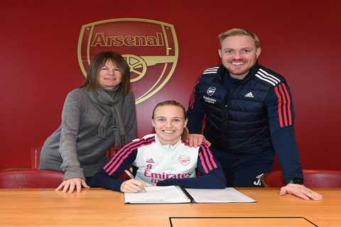 Lionesses ace Beth Mead gives Arsenal a contract boost by extending stay with the WSL club she..