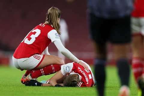 Arsenal Women star Vivianne Miedema stretchered off in tears after suffering worrying knee injury..