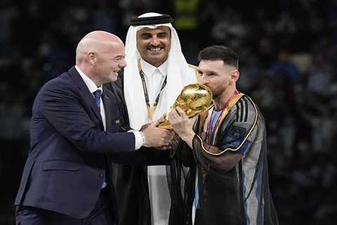 Why did Messi wear a cloak when lifting the World Cup trophy?