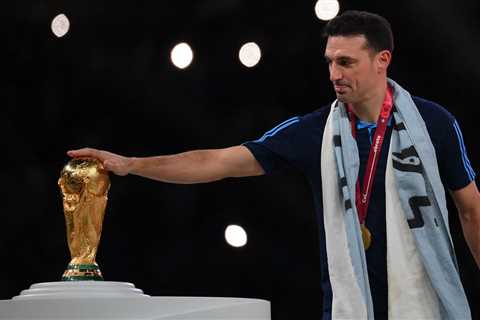 WATCH: Argentina boss Scaloni honoured by former club Mallorca after World Cup glory