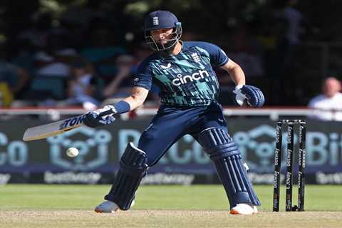 Watch England cricketer Moeen Ali perform unheard of one-handed reverse slap shot.. that doesn’t..