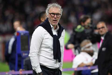 Laurent Blanc congratulates his players after the victory at the Parc des Princes