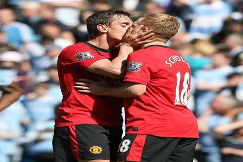 Gary Neville responds as angry Arsenal fans use pic of him smooching Scholes to slap down his ‘too..