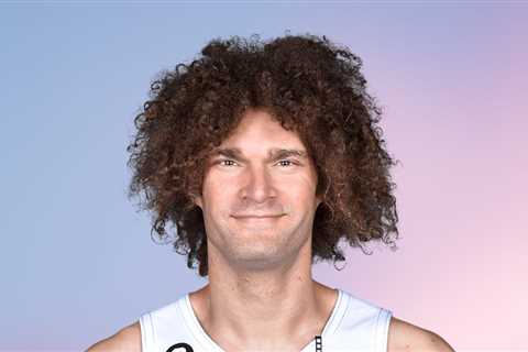 Robin Lopez returns to Milwaukee, reunites with brother Brook