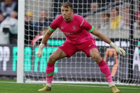 Former Arsenal goalkeeper released by Luton Town after one season