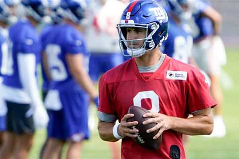 Saquon Barkley welcomes Daniel Jones back to practice with bear hug