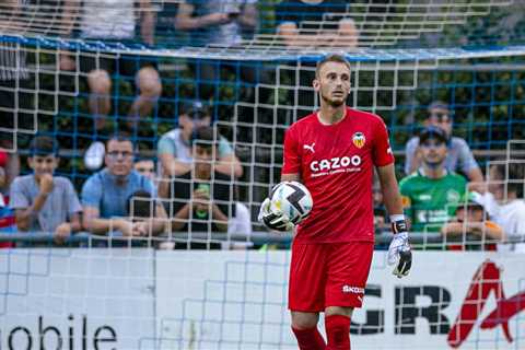 Las Palmas to sign former Barcelona, Valencia goalkeeper as replacement for Alvaro Valles