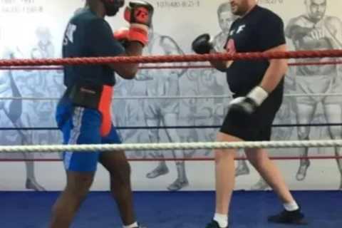 Tyson Fury Spars Daniel Dubois with One Shoe, Leaves Everyone Amazed