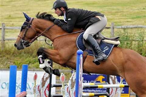 Tragedy Strikes the Showjumping World: 60-Year-Old Chris Moyce Dies After Devastating Fall