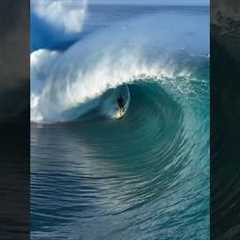 The locals of Teahupo’o doing what they do best 👍